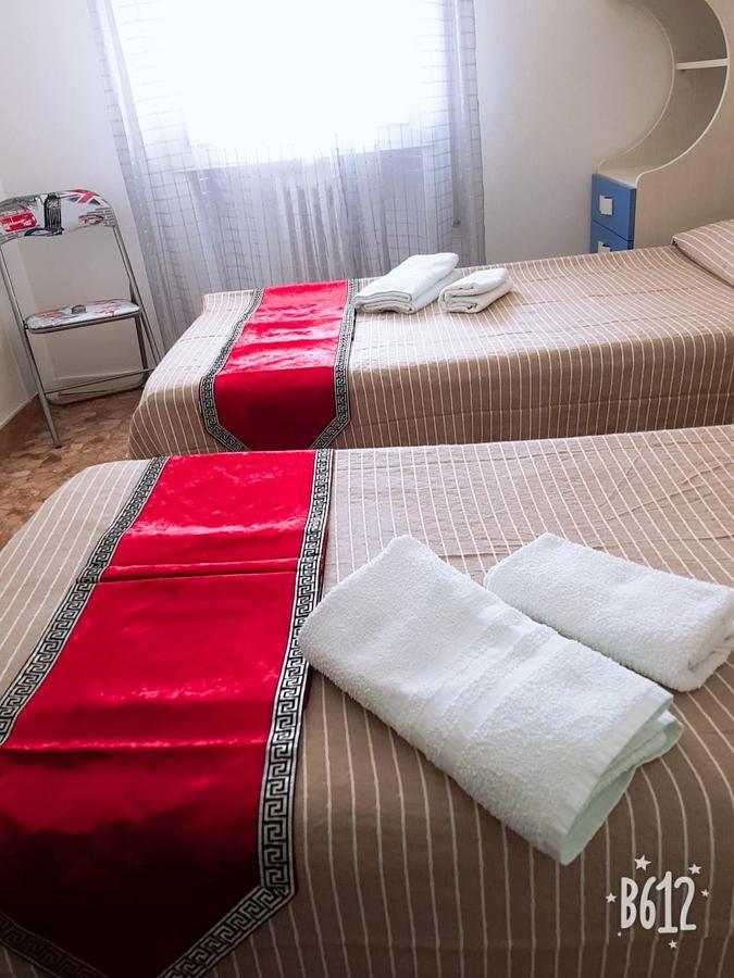 Camera Doppia con Letti Singoli e Bagno in Comune